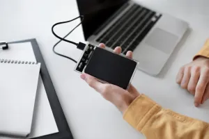 SSD vs. HDD: Czy wymiana na SSD poprawi wydajność laptopa?